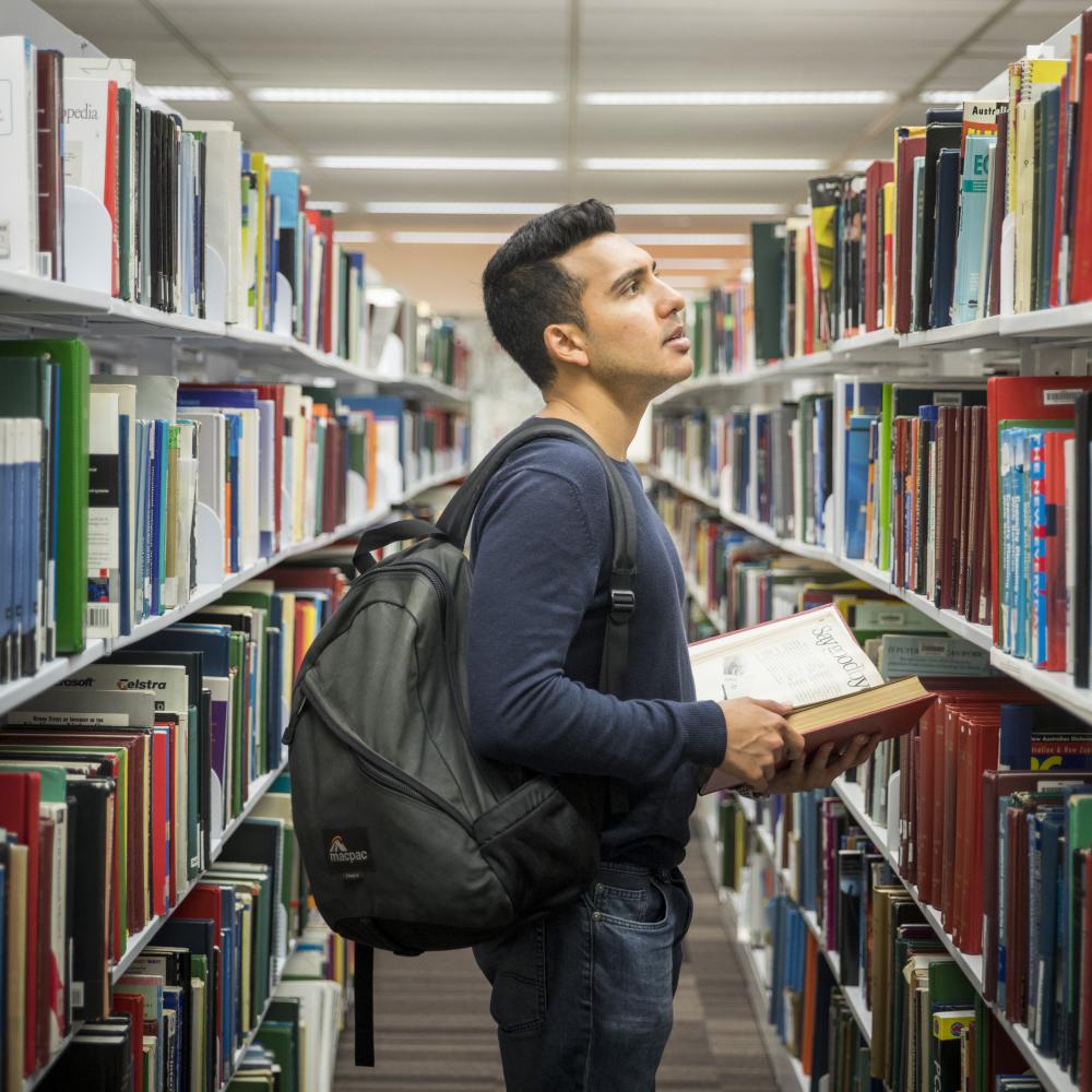 Student in the library looking for books